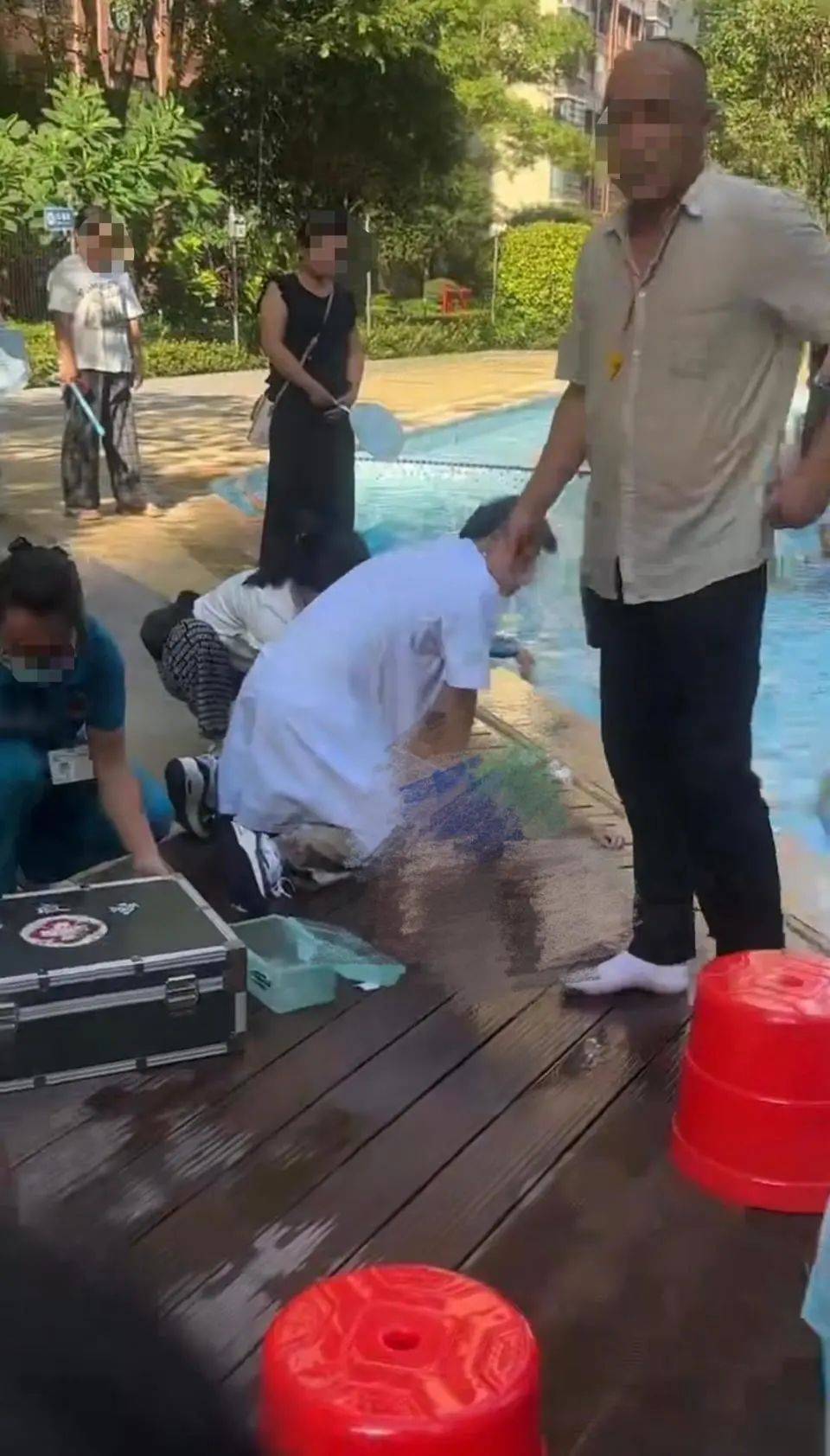 痛心<strong></p>
<p>游泳池</strong>！南寧一小區(qū)內(nèi)小孩在游泳池溺亡！年齡不到10歲！太唏噓…:游泳池