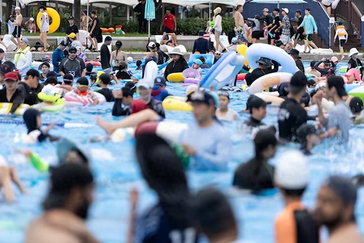 日本男子在游泳池脫掉小學(xué)生泳衣，被捕后認(rèn)罪稱：我無法控制自己:游泳池