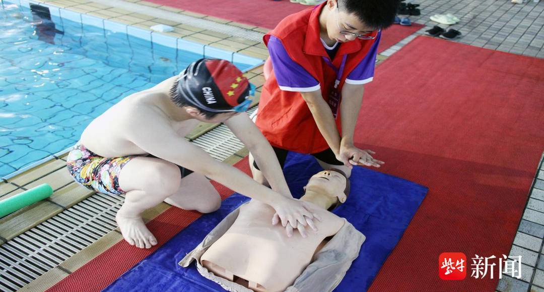 切實(shí)提升孩子們的防溺水安全意識(shí)世界預(yù)防溺水日<strong></p>
<p>游泳池</strong>，鎮(zhèn)江急救專家游泳池邊科普溺水急救技能:游泳池