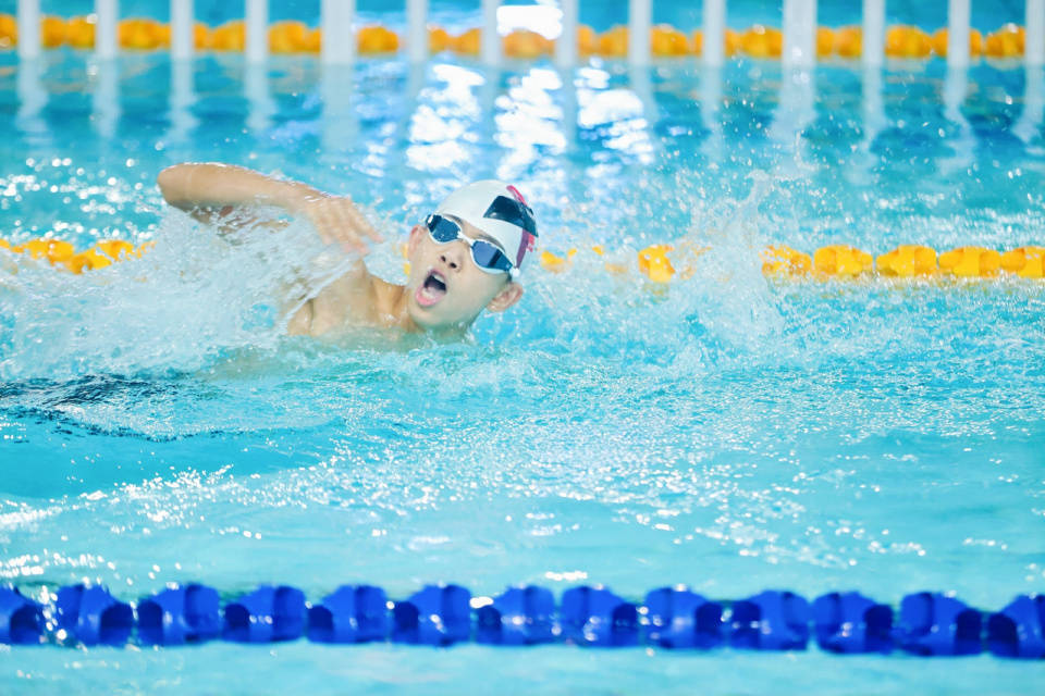 杭州有高中把軍訓(xùn)搬到了游泳池，第一名獎(jiǎng)品是潘展樂(lè)簽名照！:游泳池