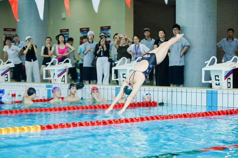 杭州有高中把軍訓(xùn)搬到了游泳池<strong></p>
<p>游泳池</strong>，第一名獎(jiǎng)品是潘展樂簽名照！:游泳池