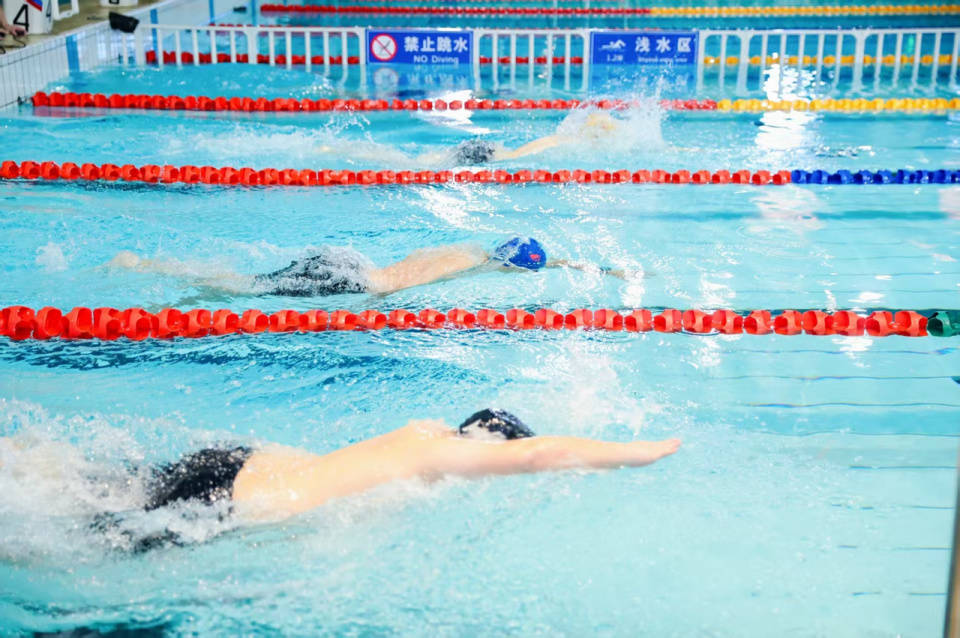 杭州有高中把軍訓(xùn)搬到了游泳池<strong></p>
<p>游泳池</strong>，第一名獎(jiǎng)品是潘展樂簽名照！:游泳池